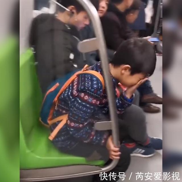 幽默|地铁“超幽默男孩”火了,网友忍不住笑出声:身价瞬间翻几倍