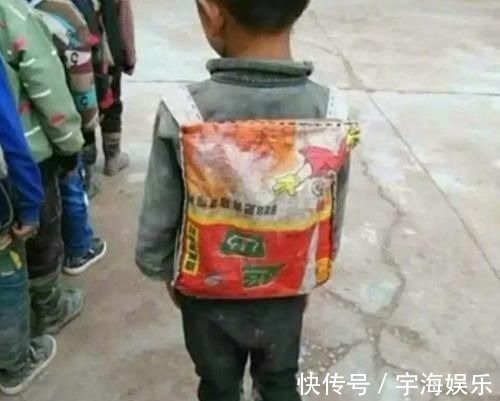 上学|孩子背麻袋书包上学惹人疼,穷可以,但别让穷刻到孩子的骨子里