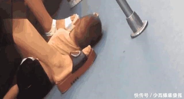 孩子|地铁上,一男孩趴在妈妈脚下,看到孩子的双手,乘客果断报警!