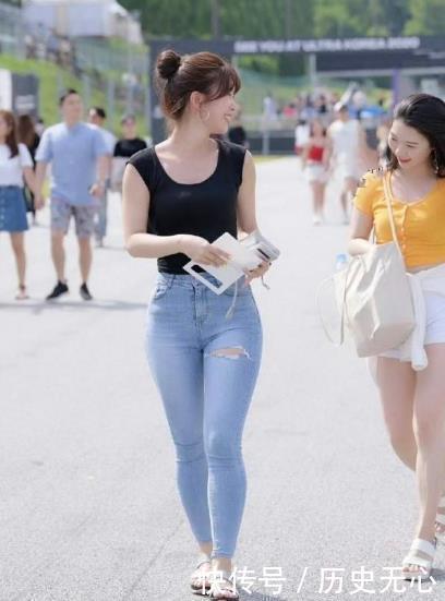 牛仔裤|紧身牛仔裤搭配展现出女神般的身材,彰显出时尚个性的气息