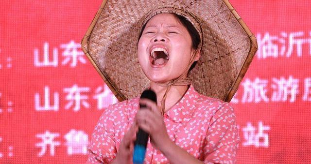 天差地别的王小丫和草帽姐一个低调无冕之王,一个浮夸遭人唾弃