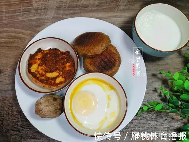 胡萝卜鸡肉饼|七天学生早餐,面包和烙饼,饭团小吃换着做,每天不重样