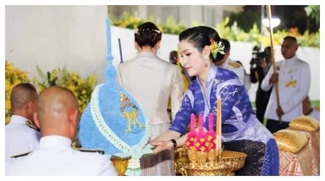 泰王送卡通漫画庆祝结婚2周年!苏提达粉衣配粉腮红,比贵妃还美