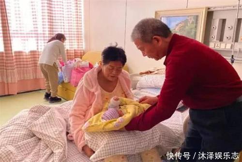 46岁婆婆和22岁儿媳同时做产检奶奶年龄又当妈，你能接受吗