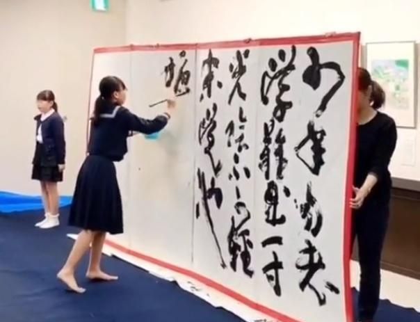 书法#日本初一女生书法真厉害:魏碑书法收放自如,胜过国内很多专家