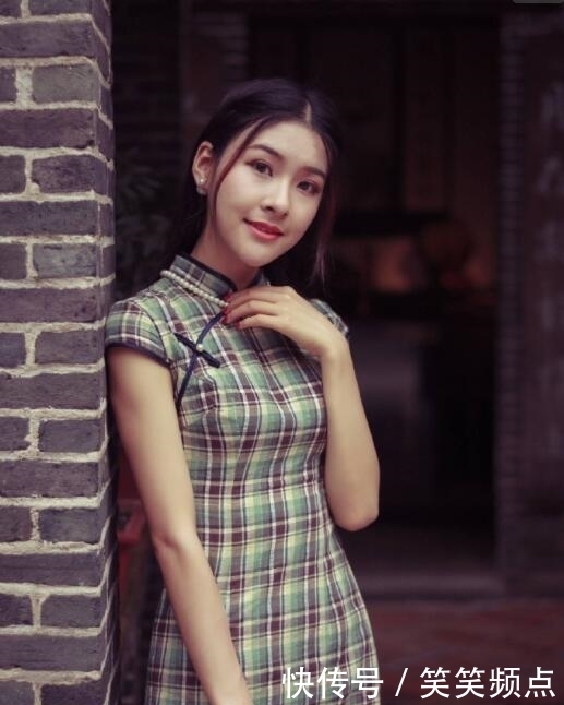 时尚图集：小姐姐格子旗袍大方典雅，网友：图三小姐姐健美时尚