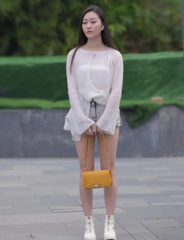 休闲衫|街拍：棕色休闲衫搭配浅蓝色牛仔裤，个性时髦