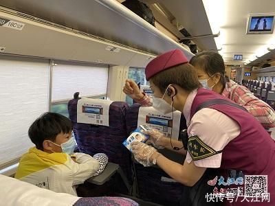 车长|暑期旅途晕车 热心车长细心照顾成为小朋友“临时妈妈”