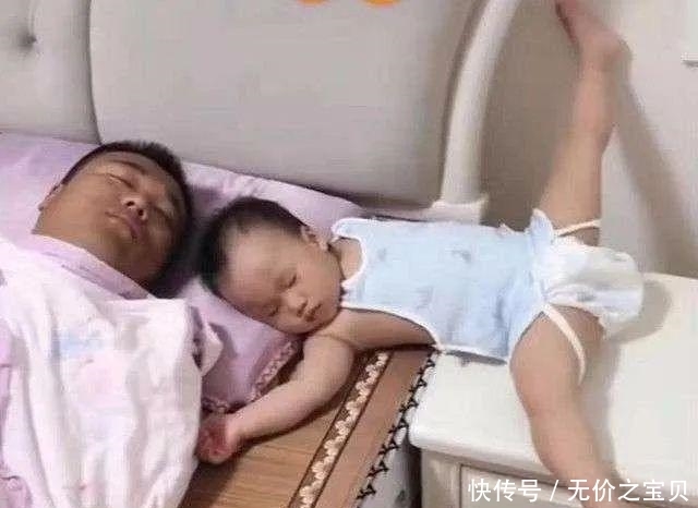 夫妻俩带娃一起睡觉，画风清奇笑哭网友：孩子是捡来的吗？