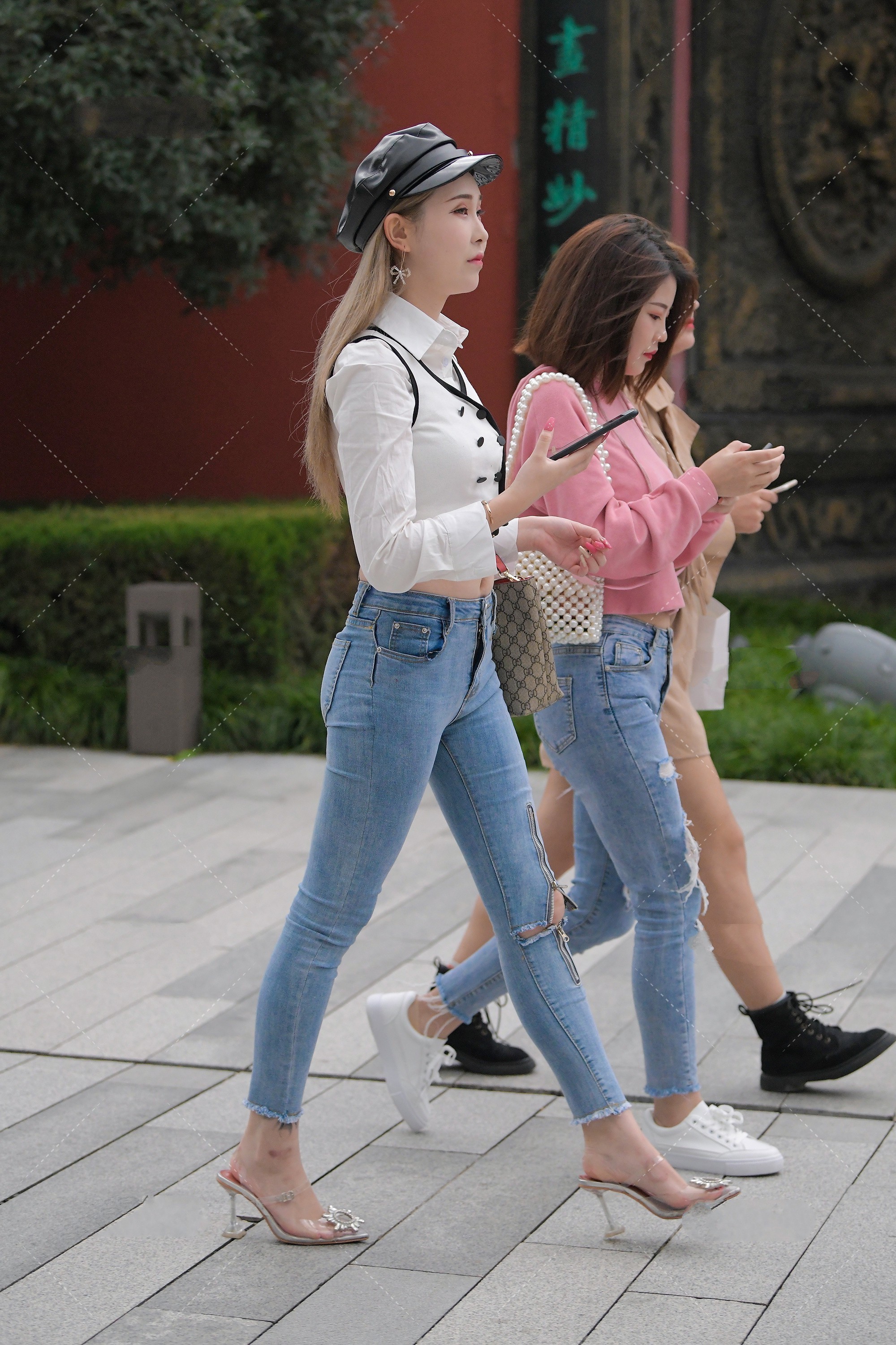 衬衫|白色衬衫叠穿黑白拼接马甲, 再配上一条经典裤子, 好看又时尚