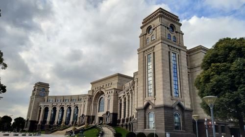 上海排名前五的大学，实力强劲底蕴充足，上海大学不在榜