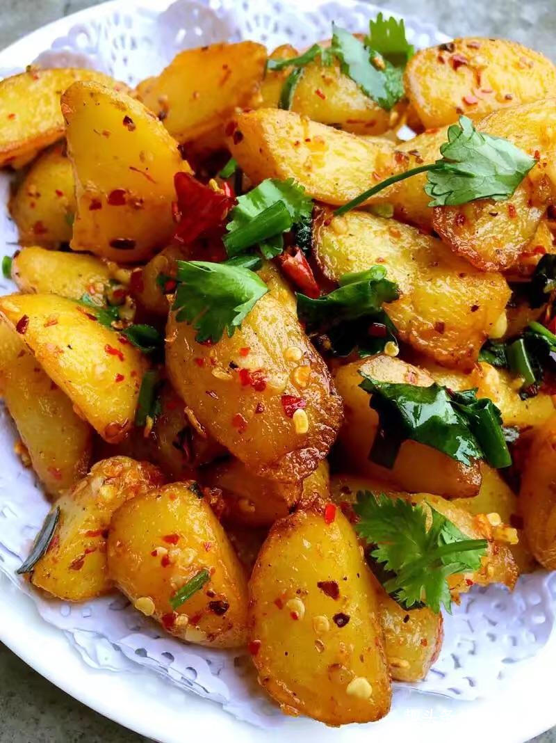 超火的土豆做法,简单一做,香辣美味,外酥里嫩,吃一口就忘不了