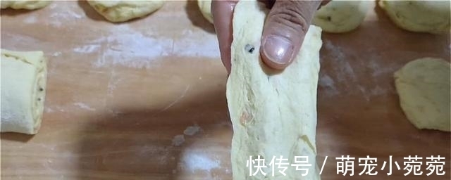 玉米面饼这样做，加多一种材料，口感丰富，吃着蓬松柔软，真香