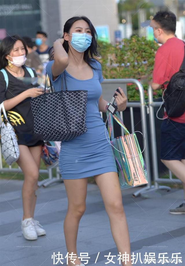 纯蓝色连衣裙搭配黑色单肩包,减龄时尚,气质迷人