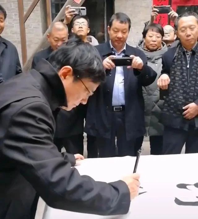 笔笔|“网红校长”郑强秀书法,字迹遒劲有力,端正大气,笔笔精彩