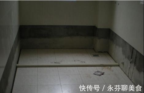 卫生间|头次见卫生间贴瓷砖留空一排,以为工人偷工减料,听完才知好处多