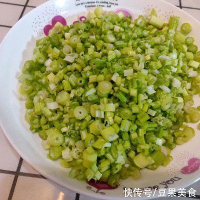  这道芹菜炒牛肉，超级简单，绝对下饭