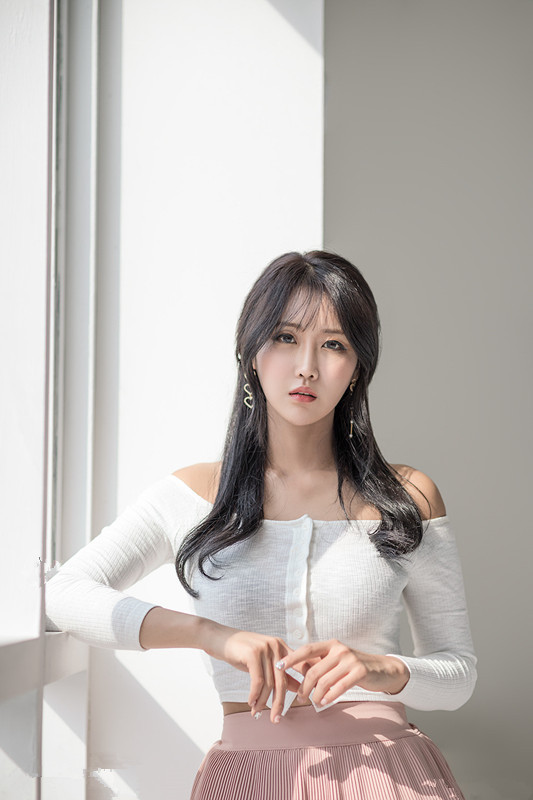  时尚|美女街拍阳光可爱的小姐姐，时尚性感的穿搭，尽显青春的魅力