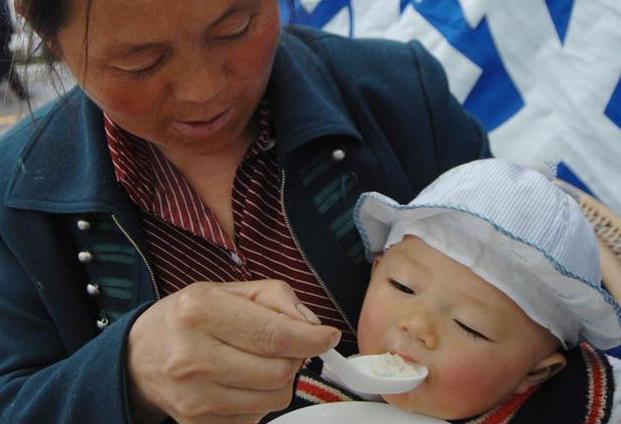 奶奶|奶奶每天做“毒粥”喂孙女,伤了脾胃不说,还耽误了孩子长个