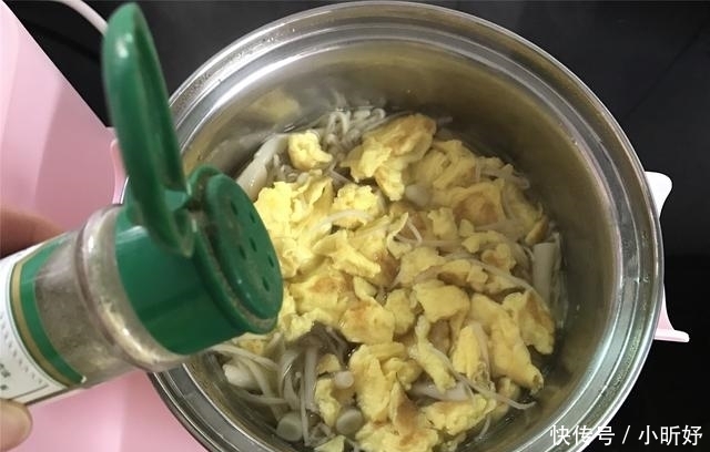 鸡蛋菌菇汤|10分钟出锅的快手营养汤，鲜美低脂，好吃不怕胖，全家都爱！
