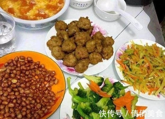 朋友圈|婆婆承包“一日四餐”,饭菜发到朋友圈,网友:奢侈
