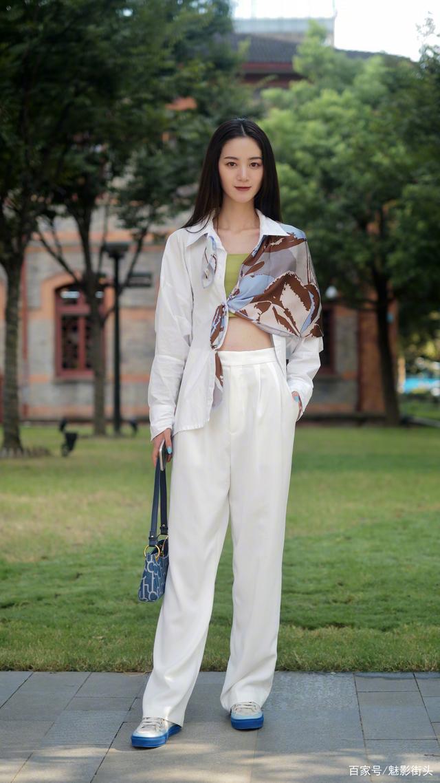 时髦的姑娘追求干净利落的风格,选择一条白裤子,减龄又时尚