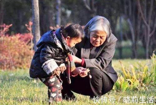 家长|老人带娃时的3种“陋习”,对孩子成长不利,家长别不当回事