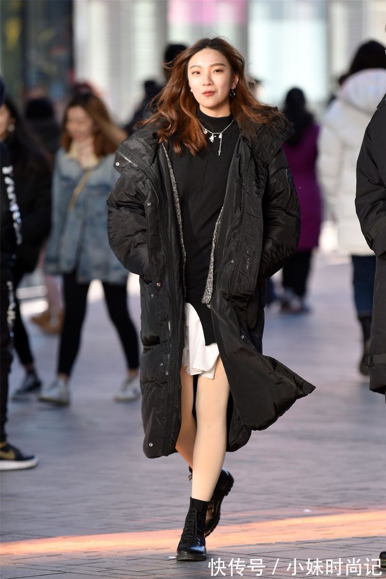 羽绒服|街拍:风衣带来的风度和显瘦效果,更受到时尚美女的青睐!
