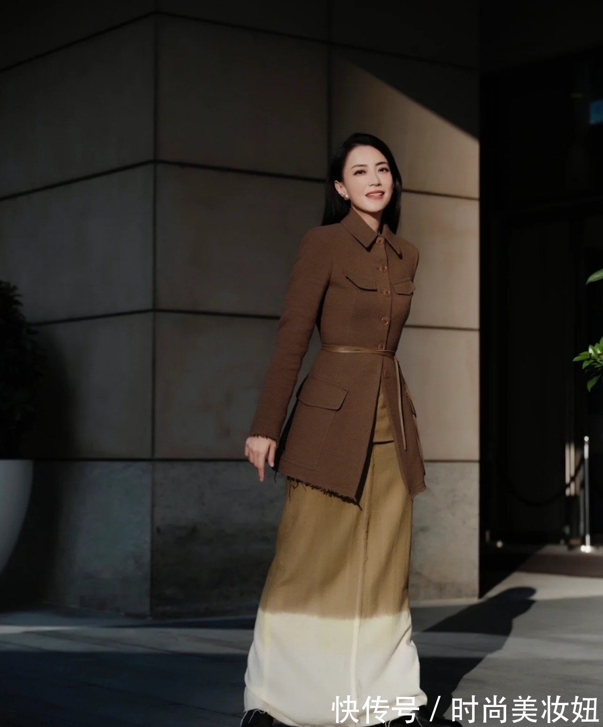 穿搭|霍汶希也太美了吧!穿中山装外套配长裙高级大气,颜值媲美大明星