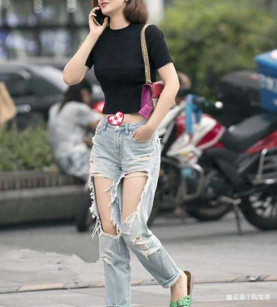 牛仔裤 粉色T恤，搭配牛仔裤，减龄又雅致，表达清爽夏季穿搭风格