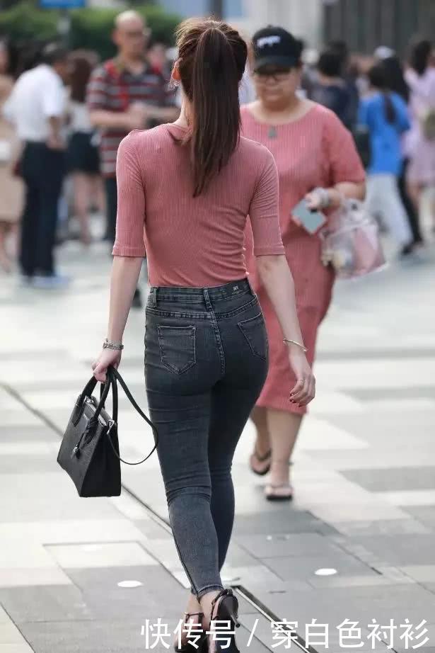 时尚 小姐姐穿搭个性牛仔裤，露出凹凸曲线，展现不一样的非凡气质