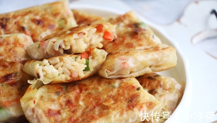 香菇|剩米饭还在炒着吃？试试新吃法，又香又脆，连着吃了3顿都吃不够