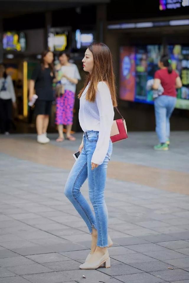 高跟鞋|身穿吊带上衣的小姐姐，搭配格纹半裙，展示出优雅的美腿