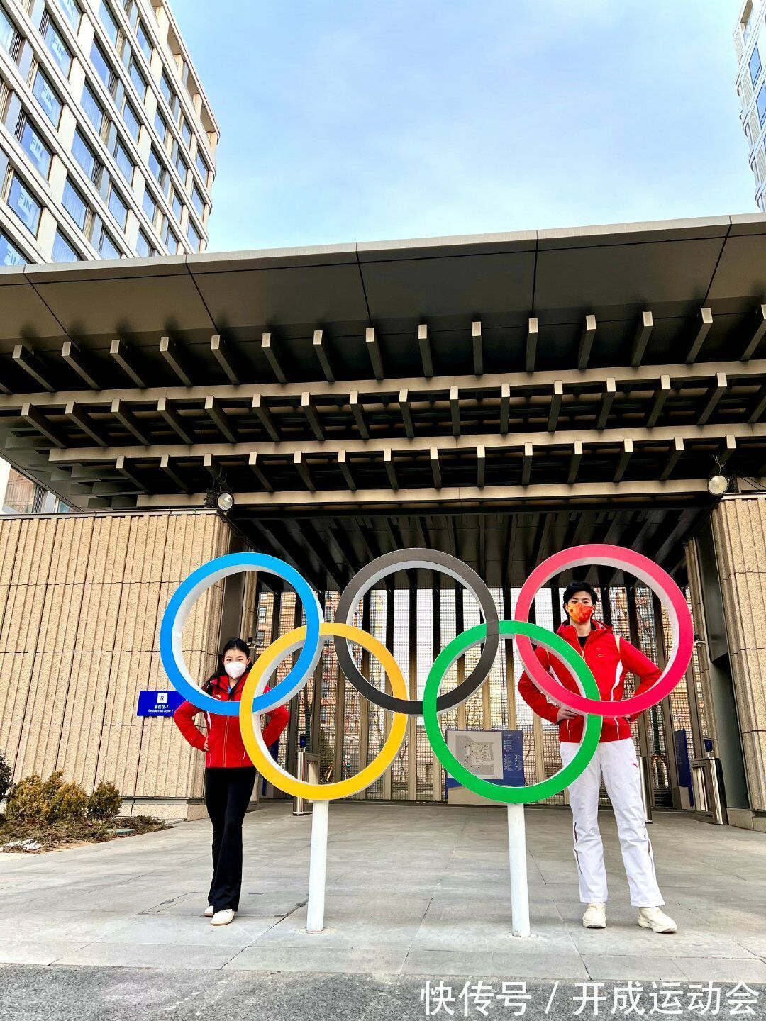 制服|北京冬奥美女志愿者的制服,太香了!黑色打底衫,凸显完美曲线