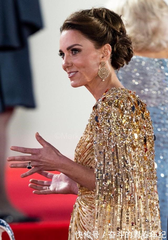 凯特高调亮相首映式,低调珠宝远没华服