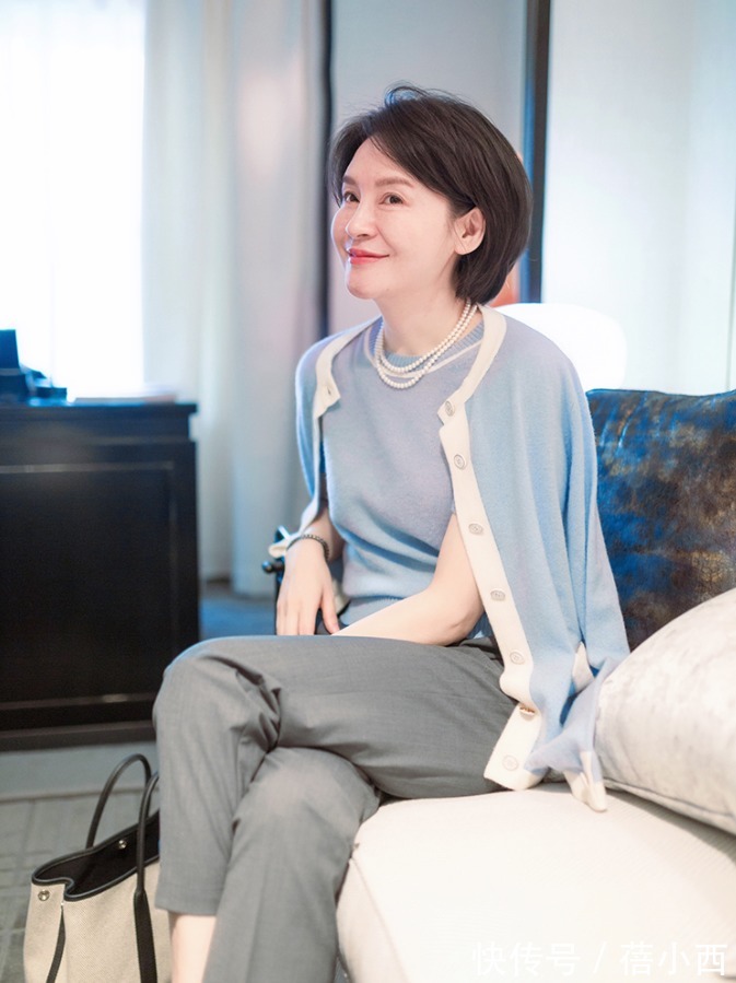 造型感|秋天,45+的女性别乱穿,这条“西裤”才是首选,高级简约又知性