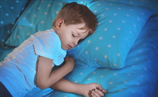 父母|6岁男孩要和爸妈分床睡吗?当然要!不仅要分床睡,还应该分屋睡