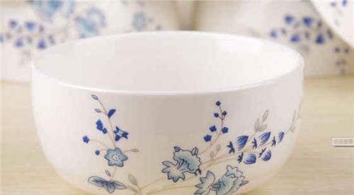 卖碗的人悄悄告诉我,逢年过节,家里添碗,三个问题要注意