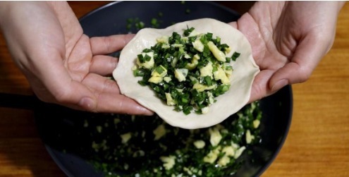 韭菜盒子这么做,薄皮大馅,简单一个步骤韭菜不出水,越吃越香