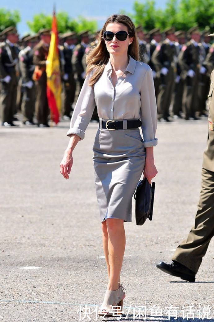 气质 西班牙王后的裙子穿搭真显气质,50岁妈妈学她这样穿,惊艳了时光