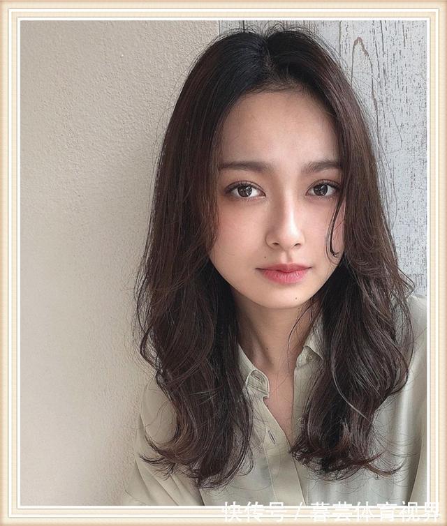 脸大|你适合披头发还是扎头发,主要取决于这3个特点,脸大更要注意