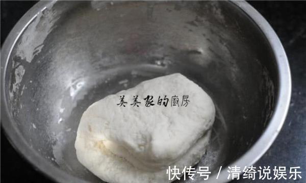 烙饼要暄软，用对水是关键，这样和面，凉了饼也特别软！