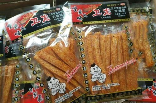 分钟|一包卫龙有多少“废油”小伙用5分钟挤出,看清后再也不吃了