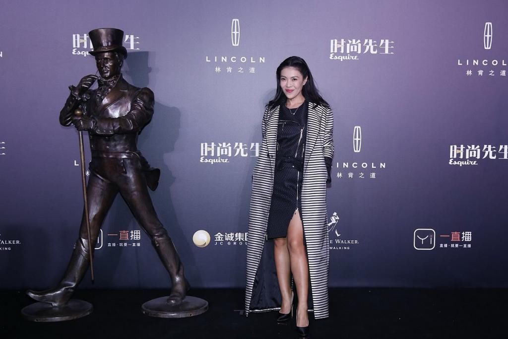 苏芒不愧时尚出身,黑色长大衣配豹纹毛领气质张扬,黑白配真精致