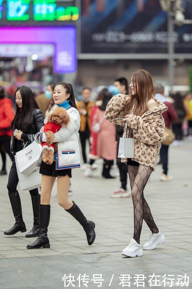 冬天选择羽绒服,搭配高筒马靴,保暖洋气衬托气质