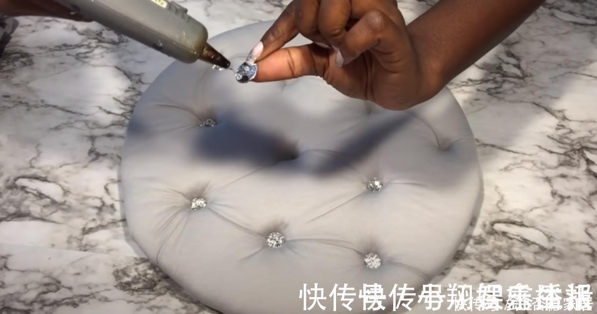 泡沫|扔掉的旧铁凳子捡回来吧,用海绵包一圈,放家里坐着舒适还能收纳