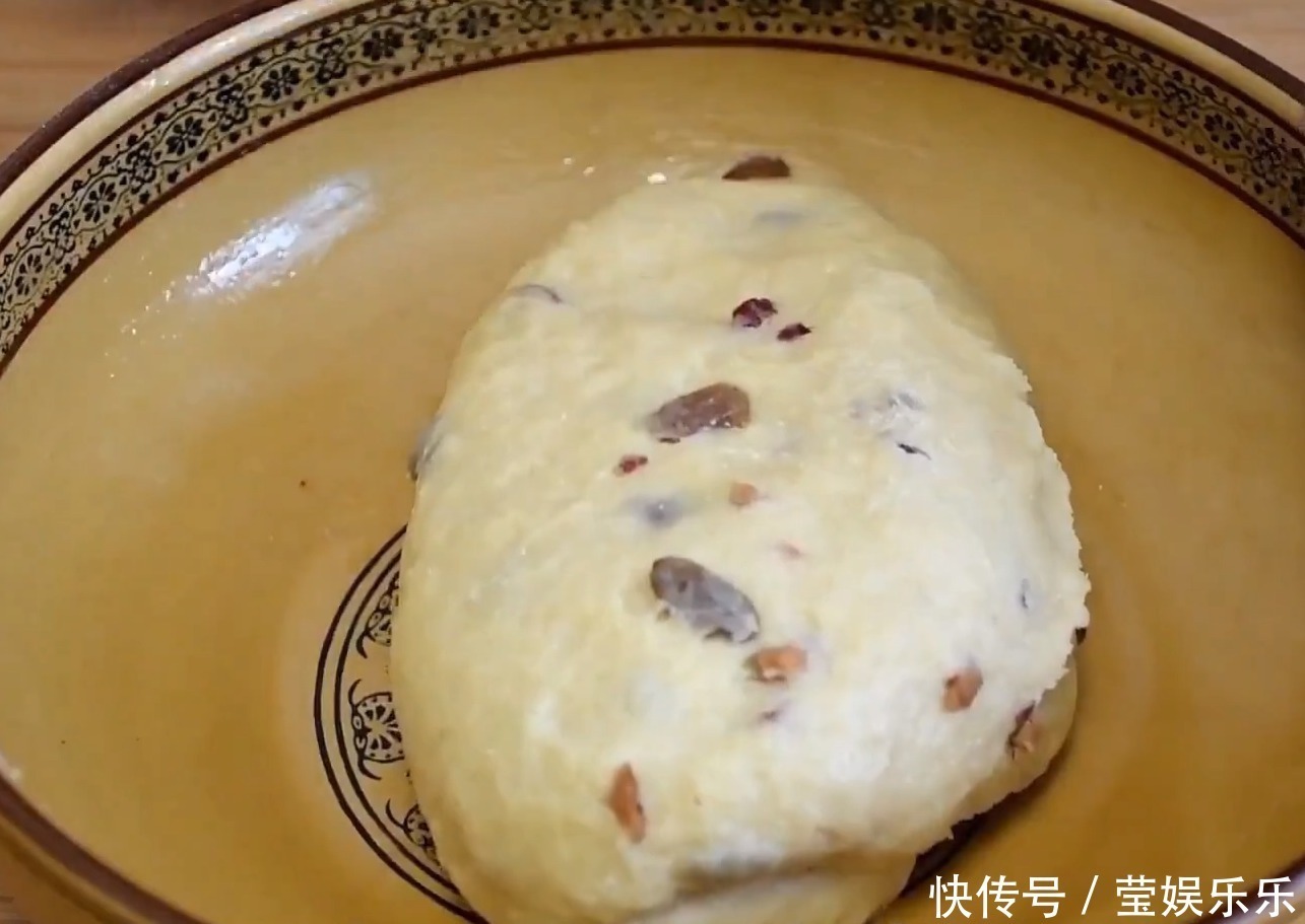 面团|1碗面粉，加4个鸡蛋，不用水，不用烤箱，教你做柔软香甜拉丝面包