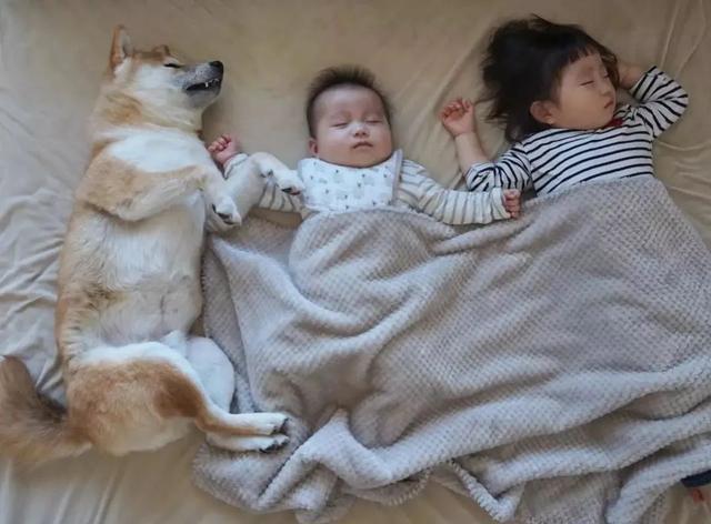 宝妈|宝宝睡觉时喜欢“滚来滚去”?是在发出3个信号,宝爸宝妈要读懂