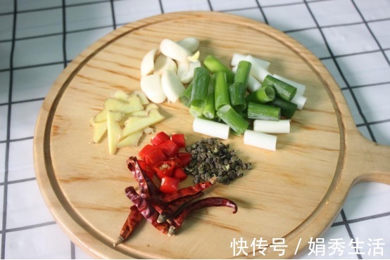红椒|这大盘鸡看着就流口水,颜色鲜艳好吃,出锅2碗米饭不够吃