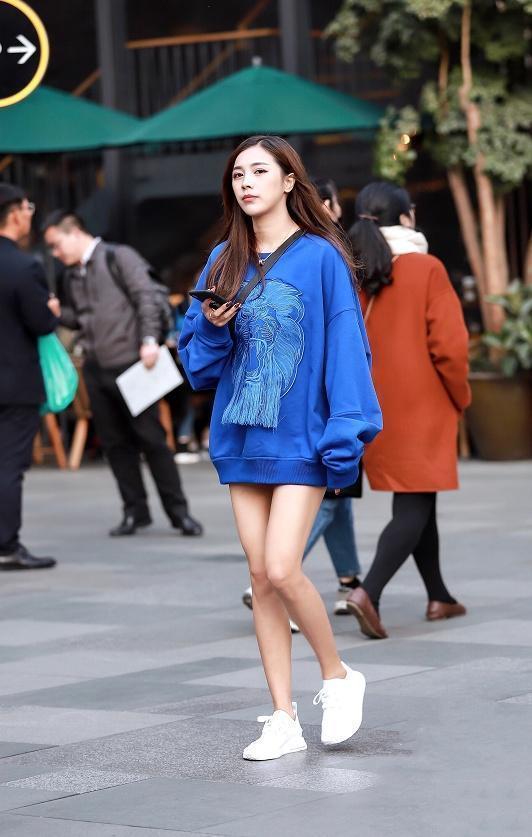 街拍:姑娘虽然穿着很休闲的衣服,但是自身的气场非常强大了